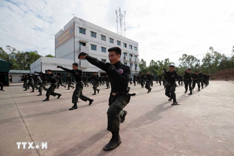 Từ 5 giờ sáng, các chiến sĩ Cảnh sát cơ động phòng, chống khủng bố bắt đầu một ngày luyện tập khắc nghiệt trên thao trường. (Ảnh: TTXVN)