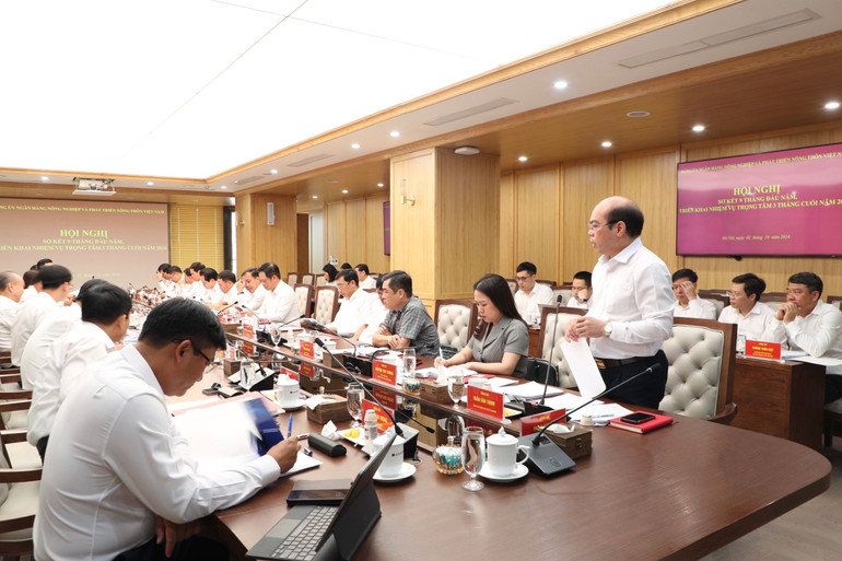 Đồng chí Trần Văn Thịnh - Phó Bí thư thường trực Đảng ủy phát biểu tại hội nghị.