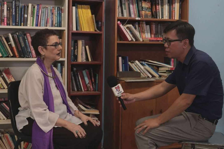 Nhà hoạt động cánh tả nổi tiếng người Mỹ Merle Ratner, một người bạn thân thiết với tình yêu trọn vẹn dành cho của Việt Nam, trả lời phỏng vấn phóng viên TTXVN tại New York ngày 1/2/2024. (Ảnh: TTXVN)