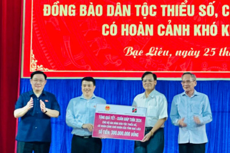 Chủ tịch Quốc hội Vương Đình Huệ chứng kiến Chủ tịch Hội đồng Dân tộc của Quốc hội trao biển tượng trưng 300 triệu đồng tặng địa phương.