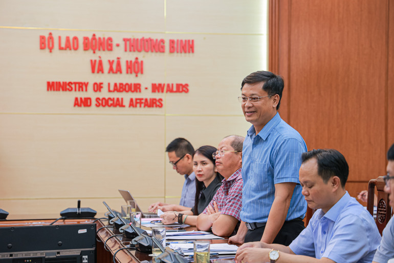 Ông Nguyễn Thanh Bình, Phó Chủ tịch thường trực Ủy ban nhân dân tỉnh Thừa Thiên Huế phát biểu báo cáo tại hội nghị.