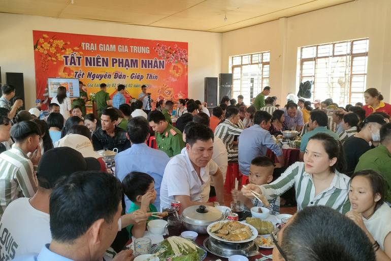 Bữa cơm tất niên của các phạm nhân cùng gia đình, người thân. Bữa cơm tất niên của các phạm nhân cùng gia đình, người thân.