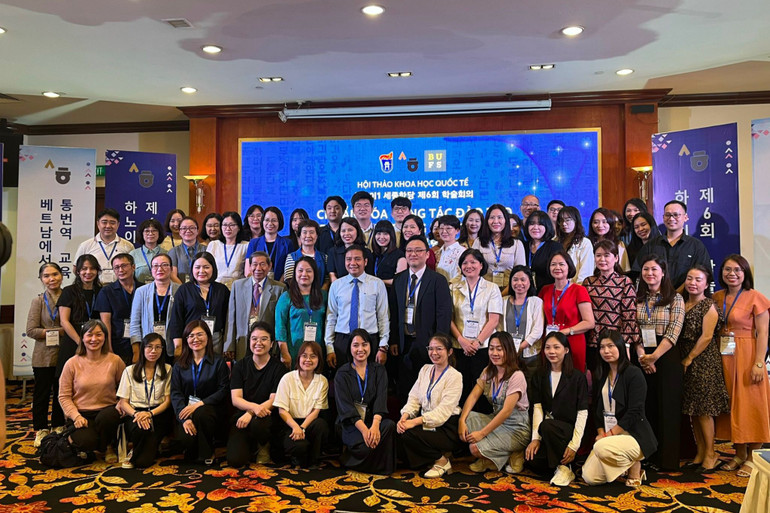 Các đại biểu, giảng viên, sinh viên tham dự hội thảo. (Ảnh: THU DUYÊN)