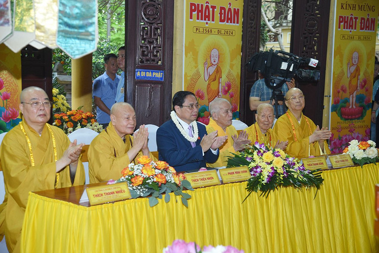 Thủ tướng Phạm Minh Chính và Lãnh đạo Trung ương Giáo hội Phật giáo Việt Nam tham dự Đại lễ Phật đản.
