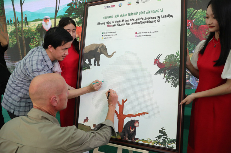 Ký cam kết chung tay hành động vì động vật hoang dã.