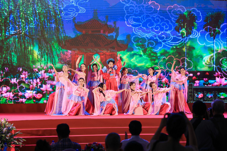 Các tiết mục biểu diễn hấp dẫn tại lễ khai mạc.