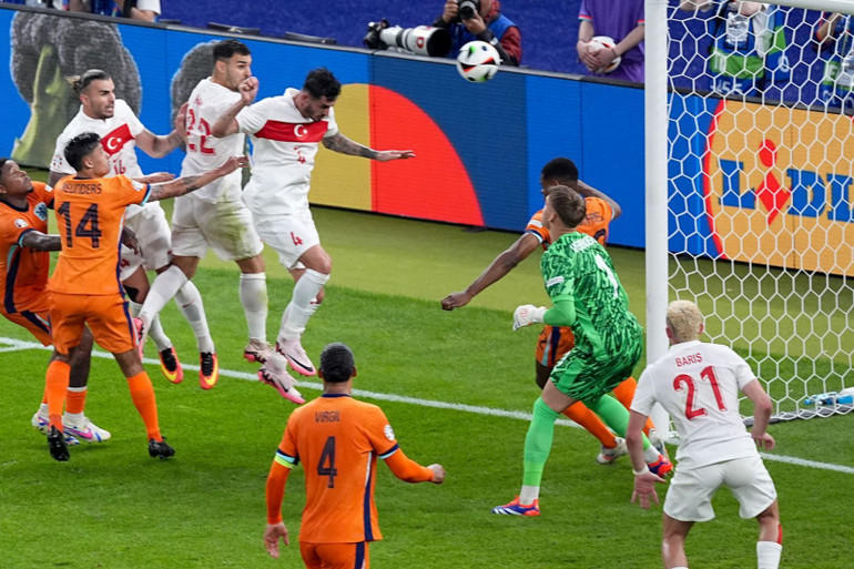 Từ pha tạt bóng của đồng đội, hậu vệ Thổ Nhĩ Kỳ Samet Akaydin (số 4) bật cao đánh đầu mở tỷ số trận đấu. (Ảnh: AA/TTXVN)