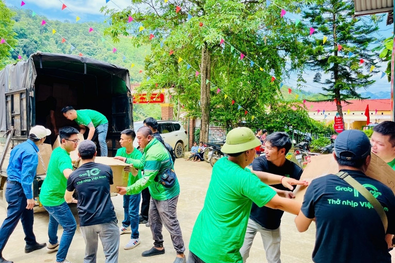 Nhân viên và các đối tác tài xế Grab hỗ trợ vận chuyển các phần quà đến với các em học sinh vùng bão lũ. Nhân viên và các đối tác tài xế Grab hỗ trợ vận chuyển các phần quà đến với các em học sinh vùng bão lũ.