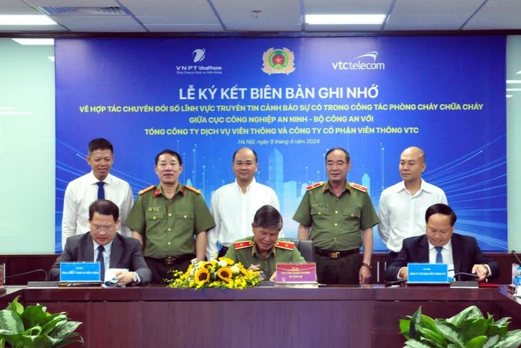 Lãnh đạo các đơn vị ký biên bản ghi nhớ.