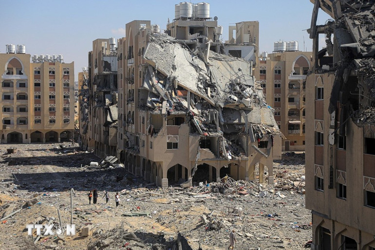 Những tòa nhà bị phá hủy sau cuộc không kích của Israel xuống Dải Gaza ngày 24/8/2024. (Ảnh: THX/TTXVN) Những tòa nhà bị phá hủy sau cuộc không kích của Israel xuống Dải Gaza ngày 24/8/2024. (Ảnh: THX/TTXVN)
