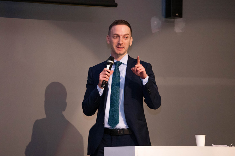 Ông Conor Finn - Phó Trưởng phái đoàn, Đại sứ quán Ireland tại Việt Nam phát biểu tại lễ khai mạc.