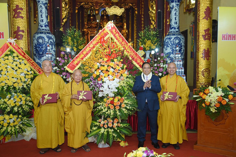 Thủ tướng Phạm Minh Chính tặng hoa và quà lưu niệm chúc mừng Trung ương Giáo hội Phật giáo Việt Nam.