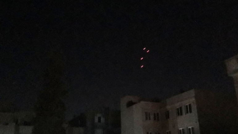 Ánh lửa trên bầu trời thủ đô Tehran (Iran) sau vụ không kích của Israel rạng sáng 26/10/2024. Ảnh: THX/TTXVN