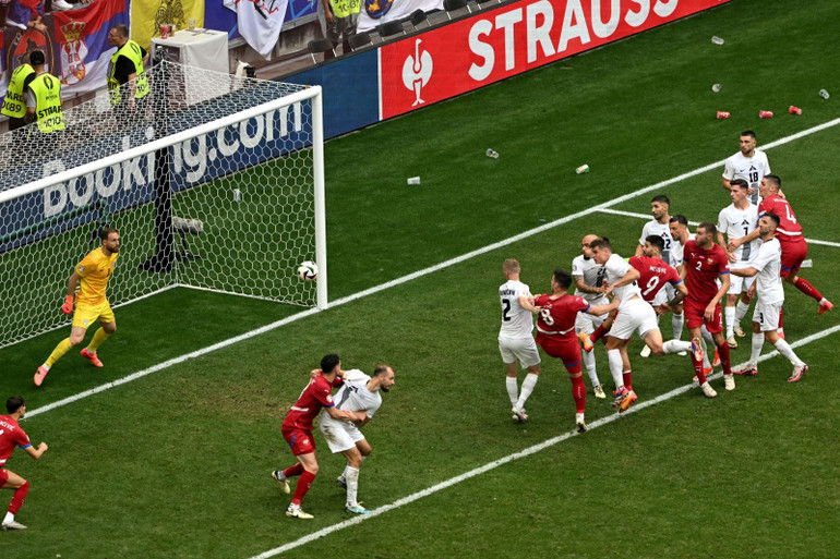 Pha đánh đầu ghi bàn gỡ hòa 1-1 ở phút 90+5 của tiền đạo Serbia Luka Jovic (số 8). (Ảnh: AFP/TTXVN)