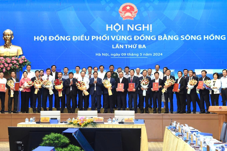 Thủ tướng Phạm Minh Chính, Bộ trưởng Kế hoạch và Đầu tư Nguyễn Chí Dũng trao Quyết định của Thủ tướng Chính phủ phê duyệt Quy hoạch cho lãnh đạo các tỉnh, thành phố vùng Đồng bằng sông Hồng.