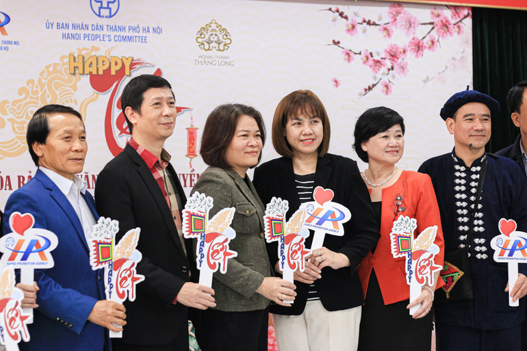 Các đại biểu chụp hình lưu niệm tại hội nghị cung cấp thông tin. Các đại biểu chụp hình lưu niệm tại hội nghị cung cấp thông tin.