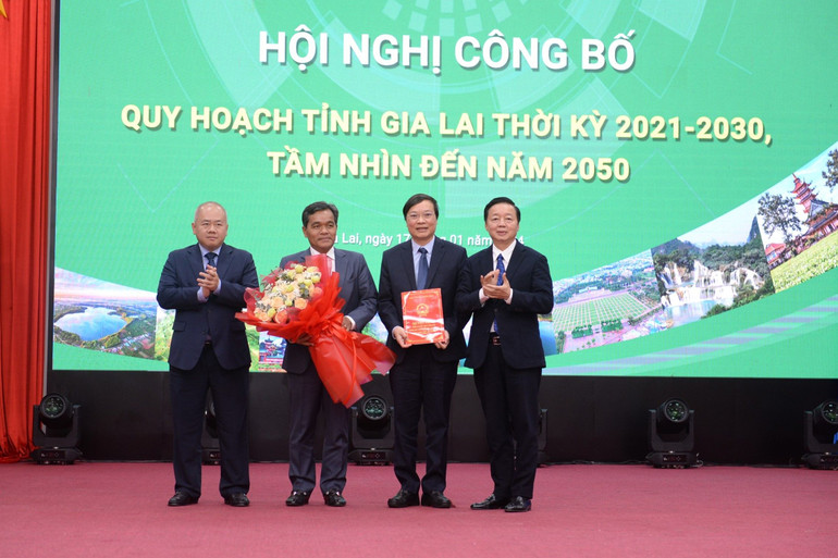 Phó Thủ tướng Trần Hồng Hà trao Quyết định quy hoạch tỉnh Gia Lai thời kỳ 2021-2030, tầm nhìn đến năm 2050.
