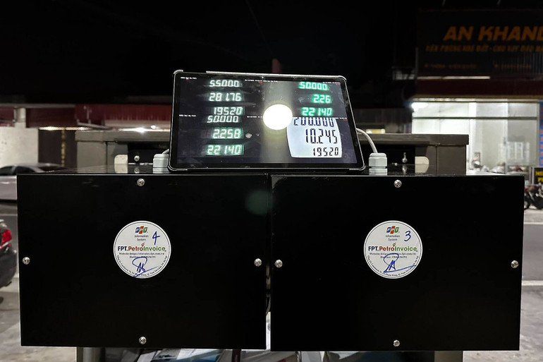 Giải pháp FPT.PetroInvoice AI ứng dụng camera (niêm phong) đọc số tiền tại màn hình điện tử trụ bơm ngay khi bán xăng để xuất hóa đơn theo từng lần bán.