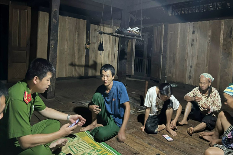 Công an xã Sơn Lộ lắng nghe nguyện vọng của người dân.