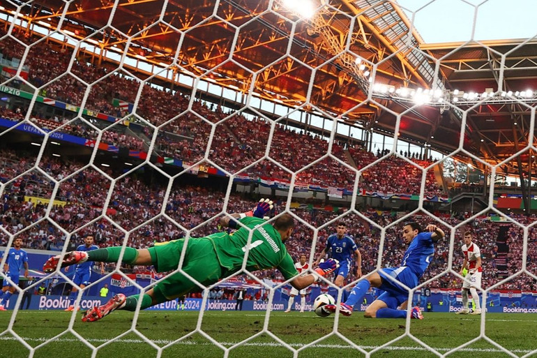 Pha xoạc bóng giải nguy của Darmian. (Ảnh: Reuters)