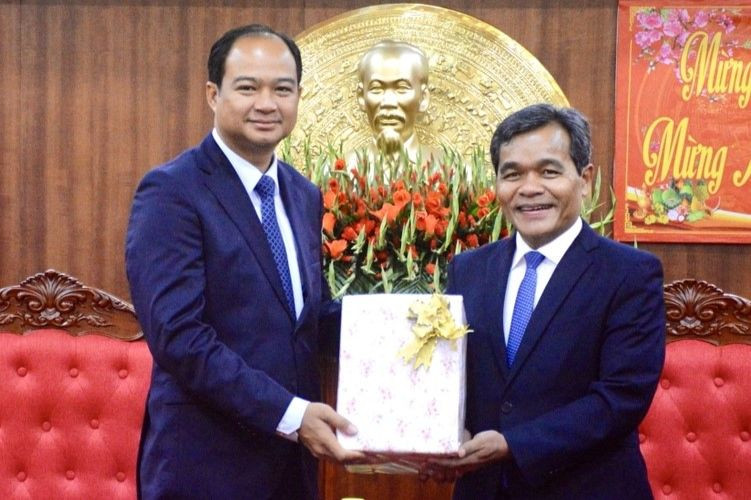 Tỉnh trưởng tỉnh Preah Vihear Kim Rithy (bên trái) chúc Tết và tặng quà Thường trực Tỉnh ủy Gia Lai. (Ảnh: LAM NGUYÊN).