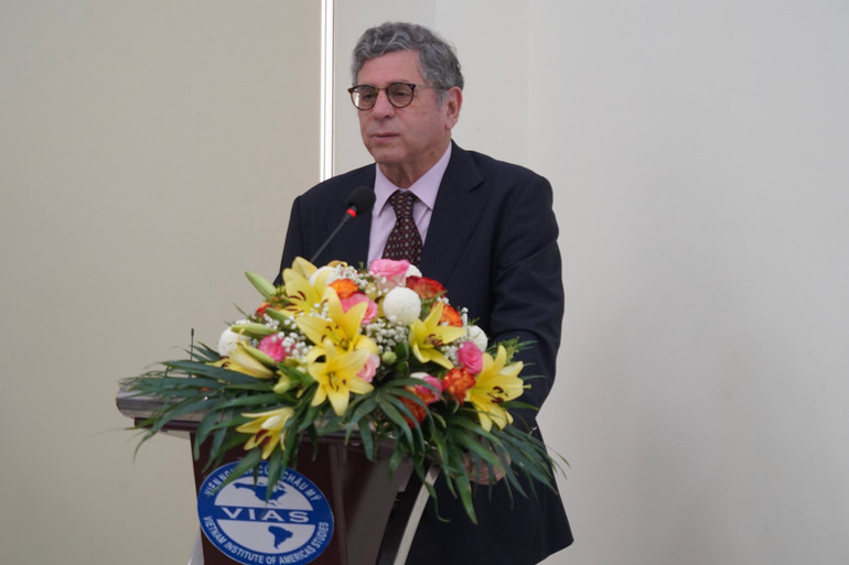 Ngài Marco Farani, Đại sứ đặc mệnh toàn quyền nước Cộng hòa Liên bang Brazil tại Việt Nam phát biểu chào mừng tại tọa đàm. (Ảnh: Viện Hàn lâm Khoa học xã hội Việt Nam)