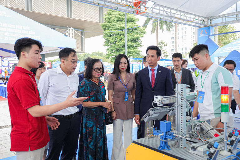 Các đại biểu tham quan gian hàng triển lãm.