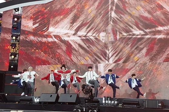 Tempest - nhóm nhạc Hàn Quốc đầu tiên có một thành viên người Việt là Hanbin (tên thật Ngô Ngọc Hưng) biểu diễn tại Dream Concert 2023 ở Busan. (Ảnh: Vietnam+)