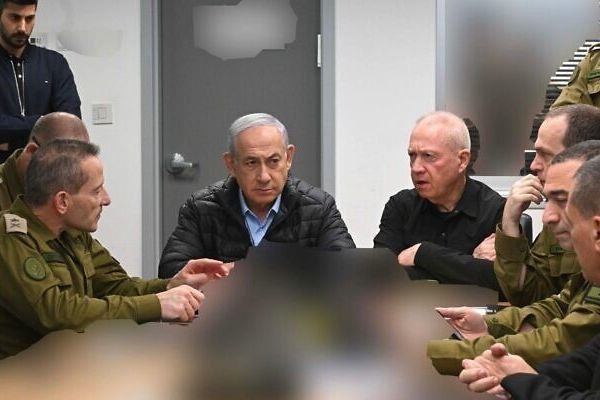 Thủ tướng Israel Benjamin Netanyahu (ngồi giữa, bên trái) và Bộ trưởng Quốc phòng Yoav Gallant (ngồi giữa, phải) trong cuộc họp với các quan chức quân sự cấp cao sau vụ không kích Iran, tại Tel Aviv ngày 26/10. Ảnh: THX/TTXVN