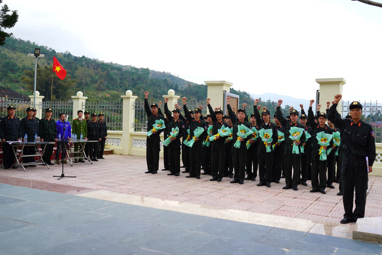 Bắc Kạn có tỷ lệ đảng viên trên tổng số dân thuộc diện cao nhất cả nước. (Trong ảnh: Đảng viên mới của Chi bộ Cảnh sát cơ động. Công an tỉnh Bắc Kạn tuyên thệ khi được kết nạp Đảng tại di tích lịch sử Coỏng Tát, nơi thành lập chi bộ Đảng đầu tiên của tỉnh Bắc Kạn). (Ảnh: NAM PHONG)