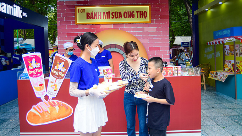 Mẹ và con cùng thưởng thức món ngon dung dị nhưng thân thuộc với biết bao thế hệ người Việt.