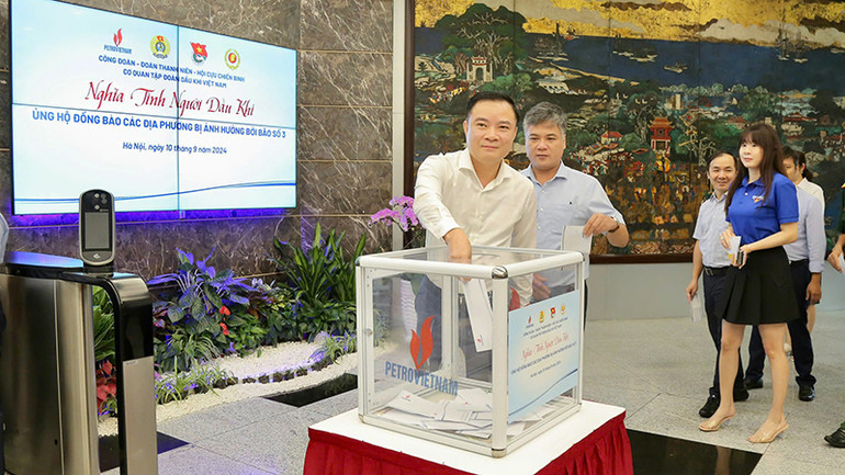 Tổng Giám đốc Petrovietnam Lê Ngọc Sơn tham gia quyên góp hỗ trợ đồng bào chịu thiệt hại do bão số 3.