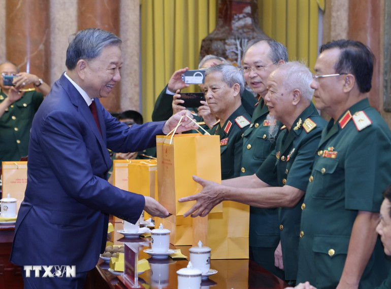 Tổng Bí thư, Chủ tịch nước Tô Lâm tặng quà cho các cựu chiến binh Sư đoàn 308.