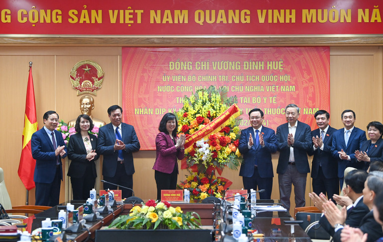 Chủ tịch Quốc hội Vương Đình Huệ tặng hoa chúc mừng ngành y tế nhân kỷ niệm 69 năm Ngày Thầy thuốc Việt Nam.