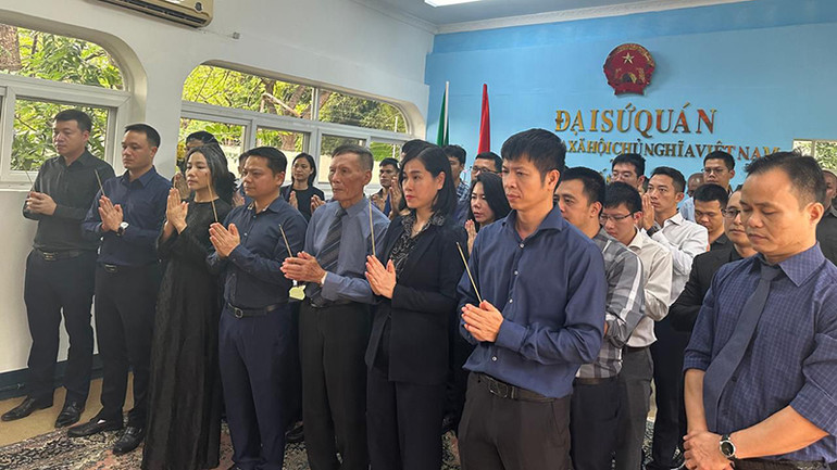 Cộng đồng người Việt Nam tại Tanzania viếng Tổng Bí thư Nguyễn Phú Trọng. Cộng đồng người Việt Nam tại Tanzania viếng Tổng Bí thư Nguyễn Phú Trọng.