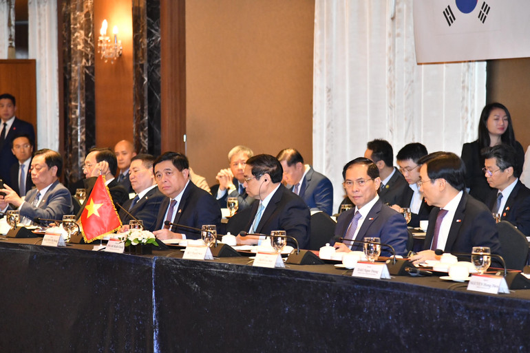 Thủ tướng Phạm Minh Chính và lãnh đạo các bộ, ngành Việt Nam tham dự tọa đàm.