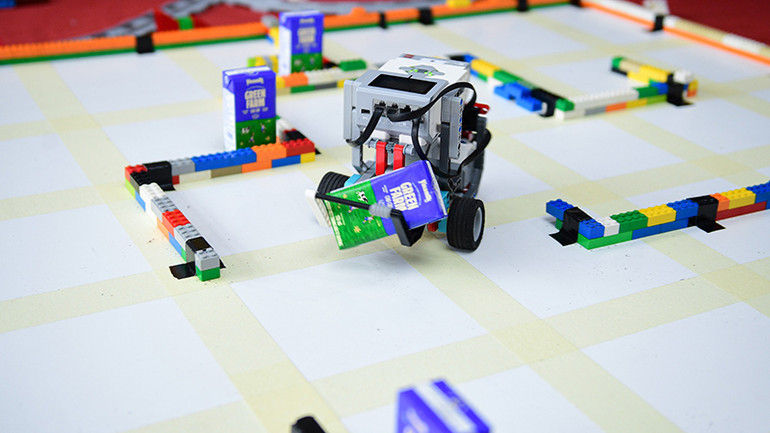 Các mô hình trải nghiệm mô phỏng hoạt động robot LGV vận chuyển tại nhà máy Vinamilk. Ảnh: Vi Nam Các mô hình trải nghiệm mô phỏng hoạt động robot LGV vận chuyển tại nhà máy Vinamilk. Ảnh: Vi Nam