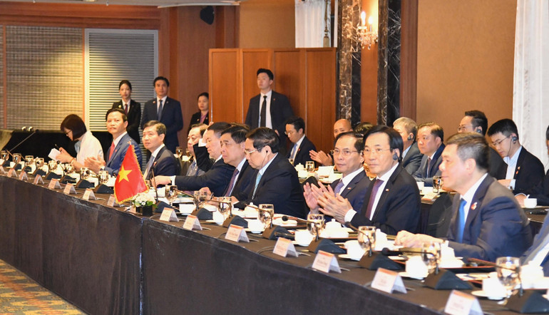 Thủ tướng Phạm Minh Chính và lãnh đạo các bộ, ngành Việt Nam tham dự tọa đàm.