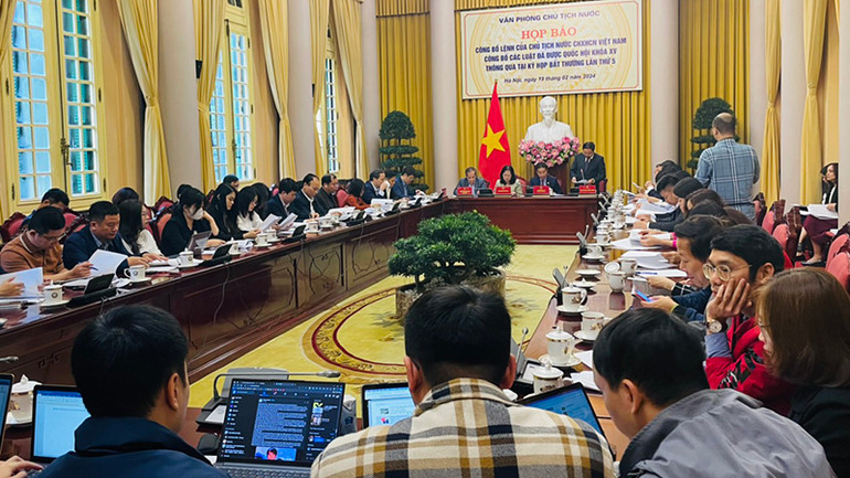 Thứ trưởng Tài nguyên và Môi trường trình bày những nội dung mới của Luật được các phóng viên báo chí quan tâm tại cuộc họp báo.