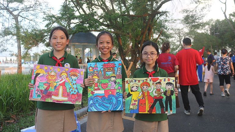 Các em học sinh bên tác phẩm của mình.