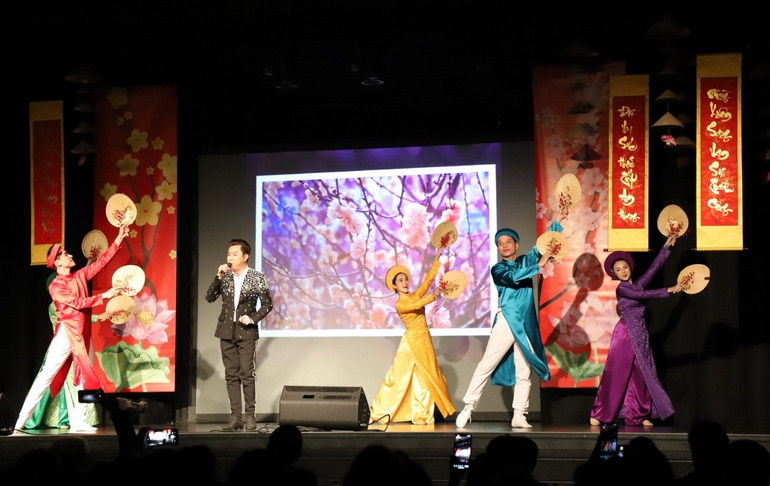 Tiết mục ca múa của Đoàn nghệ thuật Thành phố Hồ Chí Minh. (Ảnh: TTXVN) Tiết mục ca múa của Đoàn nghệ thuật Thành phố Hồ Chí Minh. (Ảnh: TTXVN)