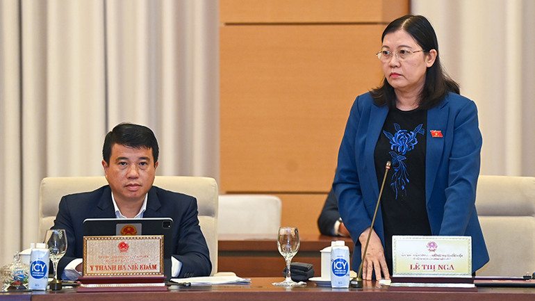 Chủ nhiệm Ủy ban Tư pháp Lê Thị Nga trình bày báo cáo tại phiên họp. (Ảnh: DUY LINH)