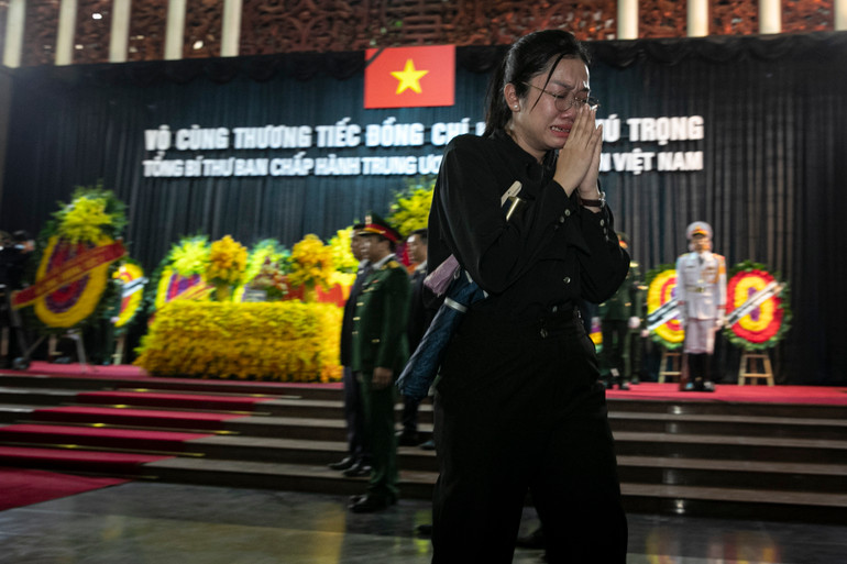 Nhiều bạn trẻ bật khóc khi viếng Tổng Bí thư Nguyễn Phú Trọng. Nhiều bạn trẻ bật khóc khi viếng Tổng Bí thư Nguyễn Phú Trọng.
