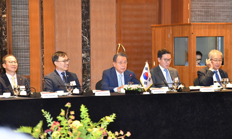 Cựu Thủ tướng Hàn Quốc Han Seung-soo phát biểu ý kiến tại tọa đàm.