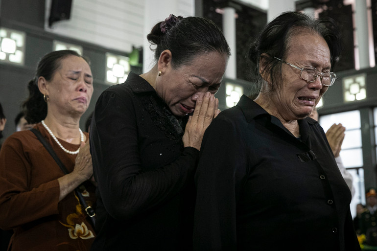 Nhiều người dân đã không kìm nén được nước mắt. Nhiều người dân đã không kìm nén được nước mắt.