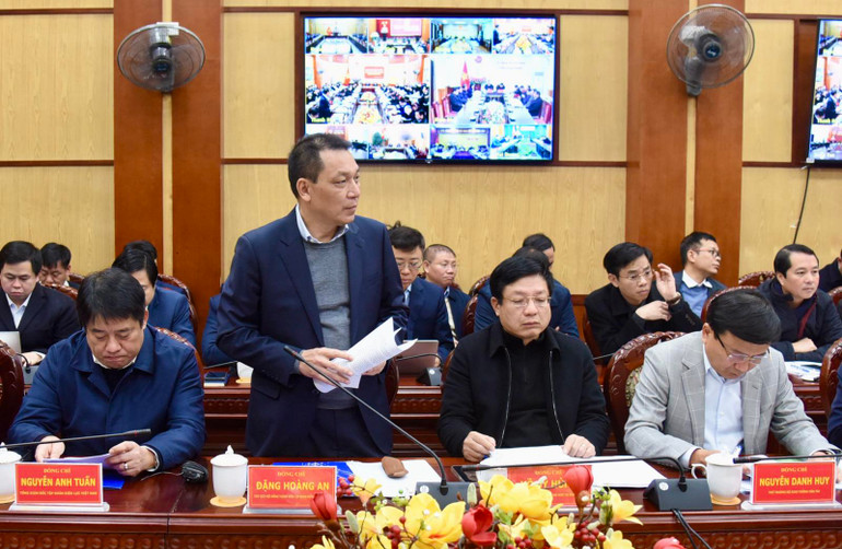 Chủ tịch Hội đồng Thành viên Tập đoàn Điện lực Việt Nam (EVN) Đặng Hoàng An báo cáo Thủ tướng tại Hội nghị.