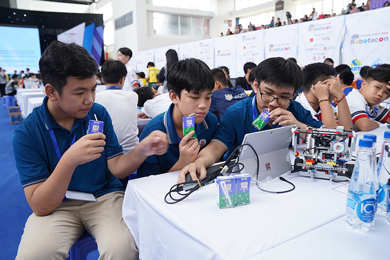 Các đội hội ý tìm giải pháp lập trình cho robot thực hiện nhiệm vụ của đề thi bất ngờ tại trang trại Green Farm và nhà máy Vinamilk. Các đội hội ý tìm giải pháp lập trình cho robot thực hiện nhiệm vụ của đề thi bất ngờ tại trang trại Green Farm và nhà máy Vinamilk.