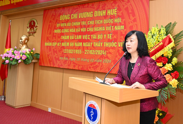 Bộ trưởng Y tế Đào Hồng Lan báo cáo tại cuộc làm việc.