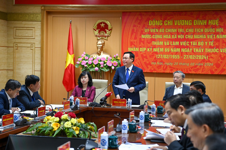 Chủ tịch Quốc hội Vương Đình Huệ phát biểu gợi mở các nội dung thảo luận tại cuộc làm việc.