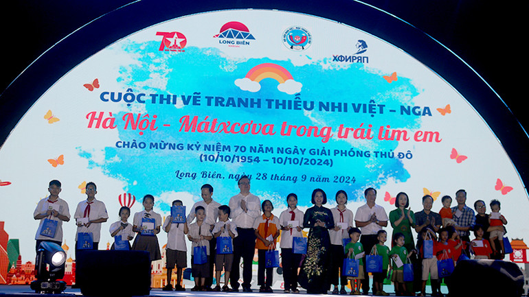 Ban tổ chức trao quà cho các em học sinh có hoàn cảnh khó khăn trên địa bàn quận Long Biên.